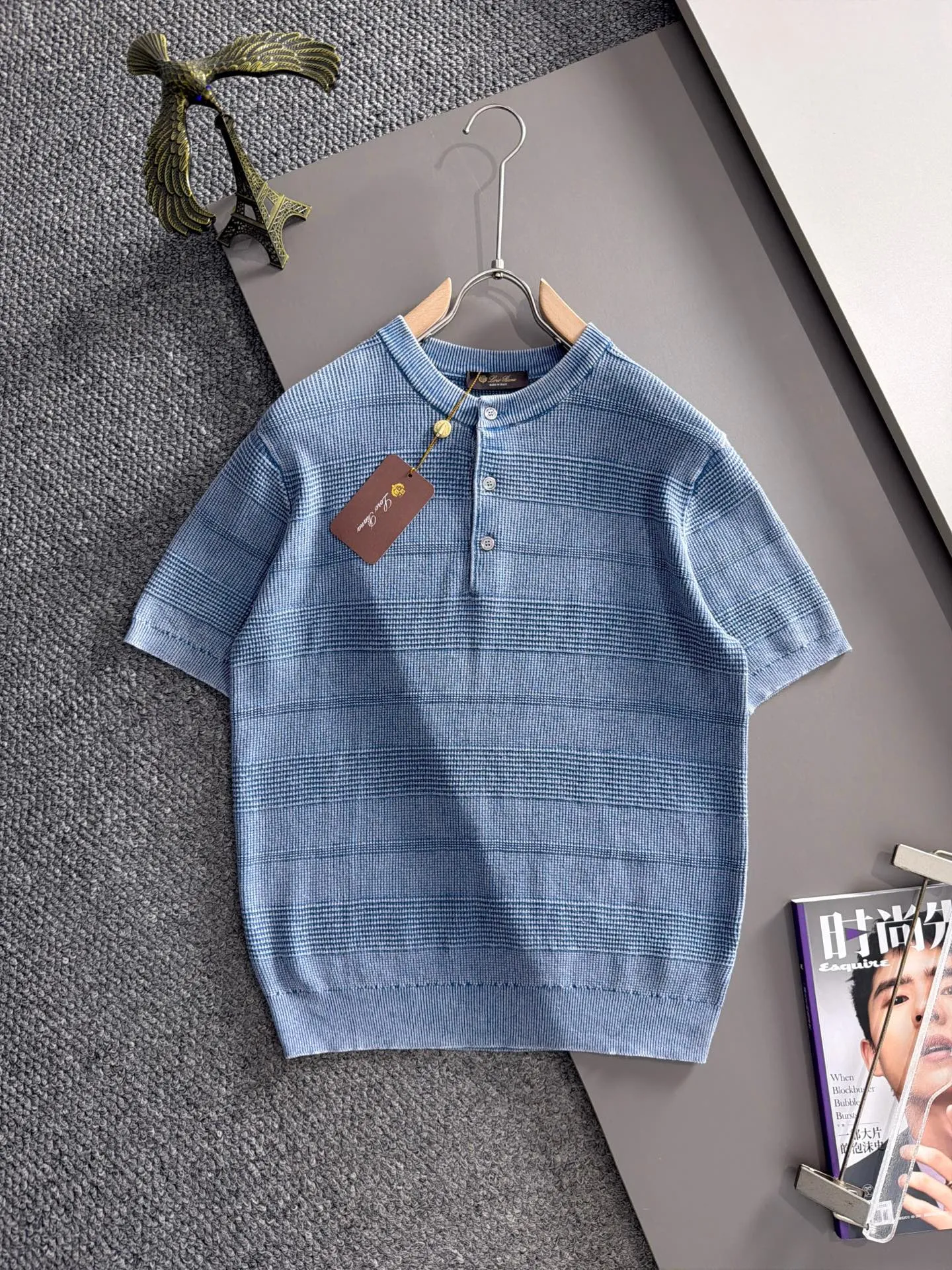 LP high quality Loro Piana 26ss New Arrival men's short-sleeved knitted T-shirt. Made of combed cotton yarn knitted cotton fabric, no pressure when entering and exiting the counter. Exclusive control of raw materials. It feels substantial when weighed, and the upper body is more textured than ordinary T-shirts. This texture can handle the weather easily and is suitable for both hot and cold! Loose fit design, looks noble. The only correct version is available Size: M to 4XL